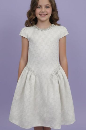 صورة فستان بيج مزين بالؤلؤ على الجوانب جاكار